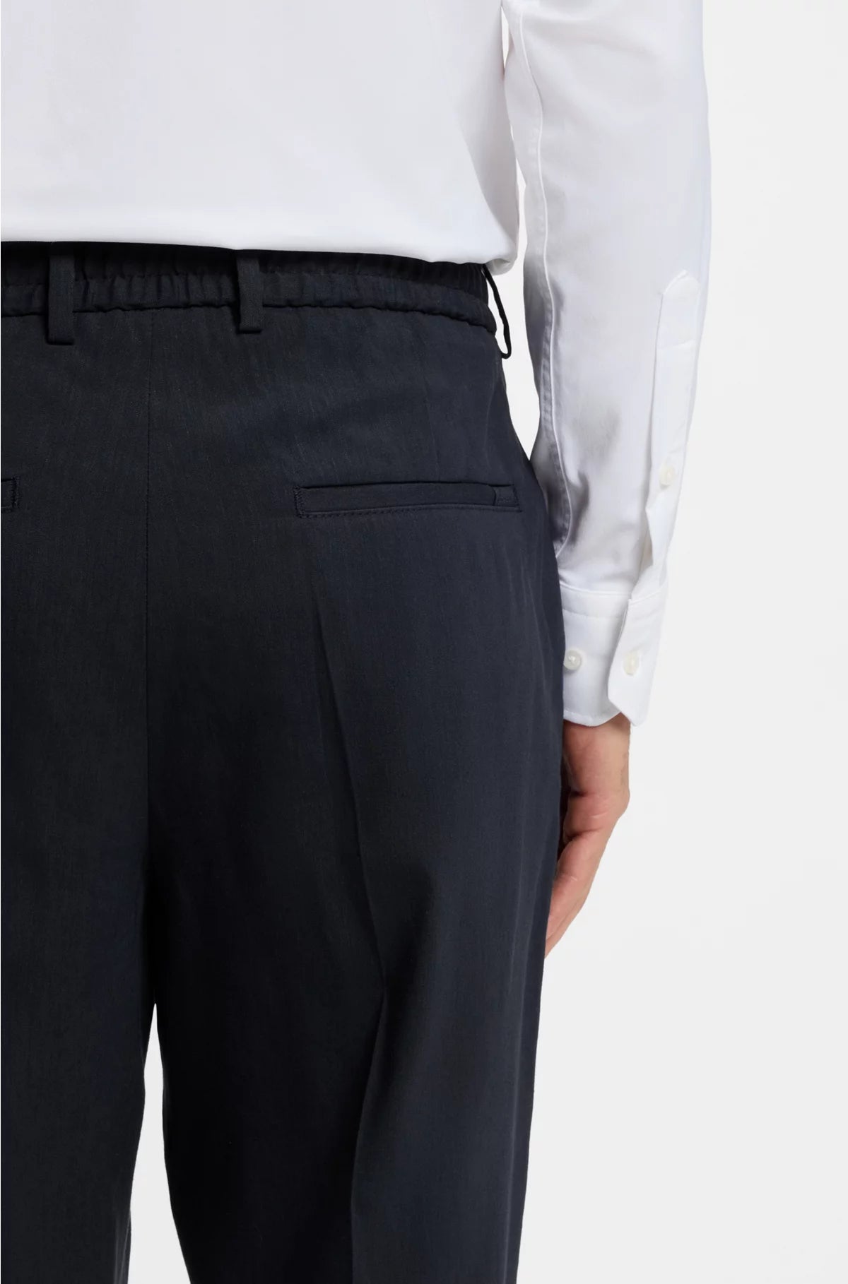 TAPERED-FIT MACHINE-WASHABLE TAILORED TROUSERS IN A LINEN BLEND